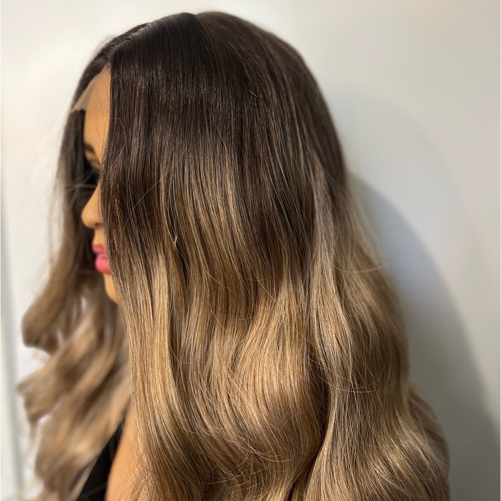 28 In Front Lace Closure balayage brown Root  &  Blonde Wavy Hair - Picture 3 of 8